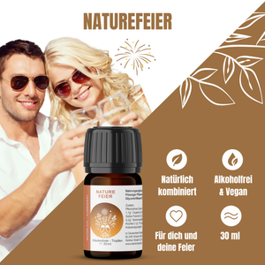 Paar stößt an, davor steht eine 30-ml-Flasche NatureFeier Kräutertropfen mit Icons zu Natürlichkeit, Vegan und alkoholfrei.