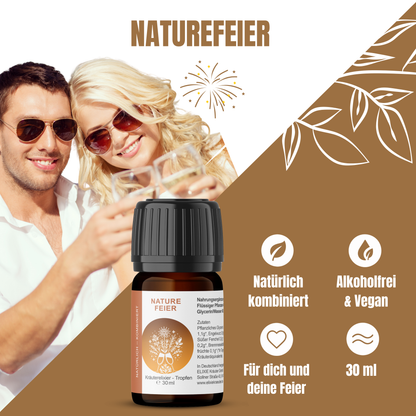 Paar stößt an, davor steht eine 30-ml-Flasche NatureFeier Kräutertropfen mit Icons zu Natürlichkeit, Vegan und alkoholfrei.