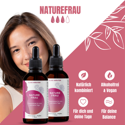 unge Frau lächelt, davor stehen zwei 50-ml-Flaschen NatureFrau Kräutertropfen mit Icons zu Natürlichkeit, Vegan und Balance.
