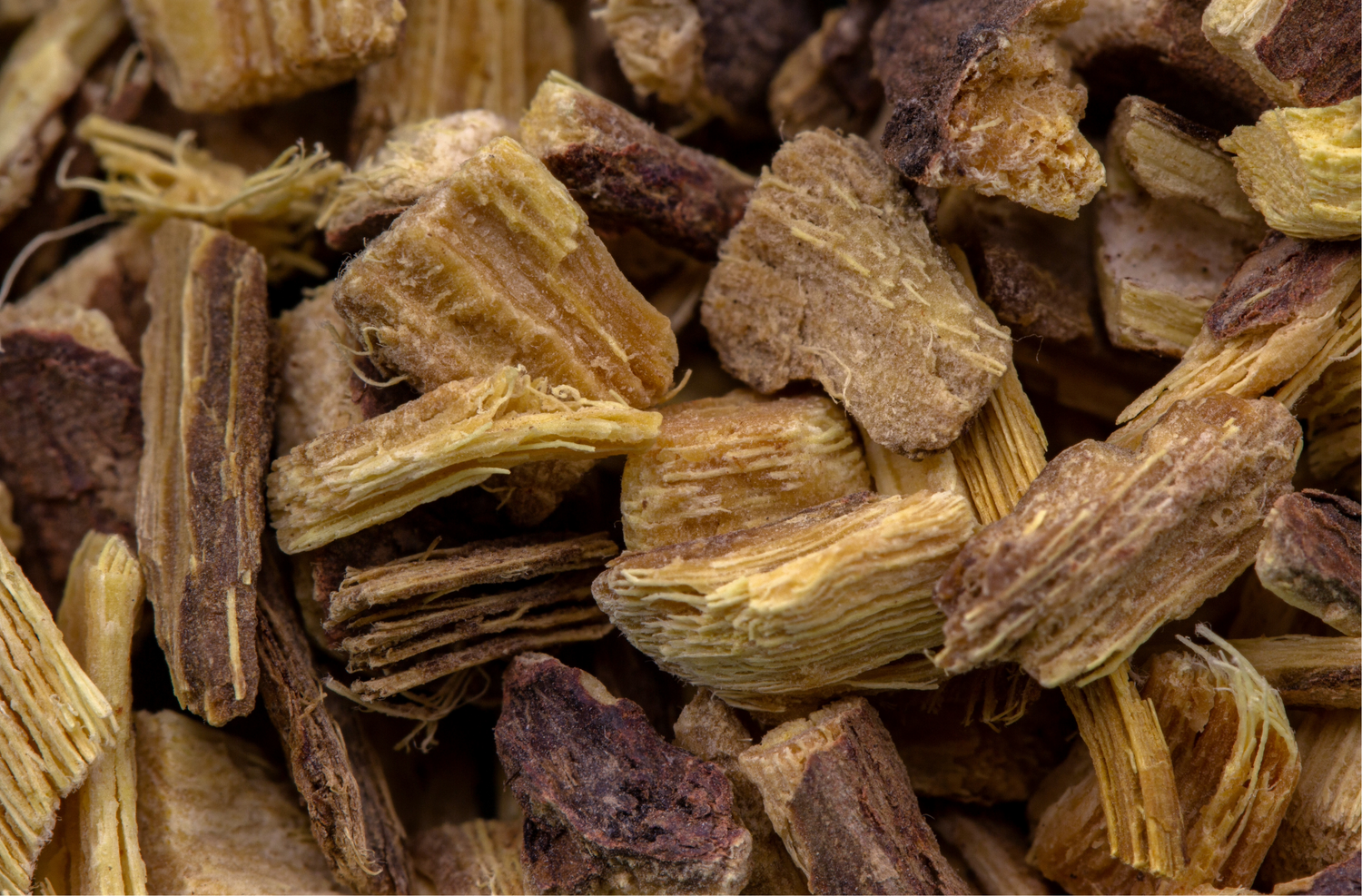 Nahaufnahme von geschnittener Süßholzwurzel als getrockneter Kräuterrohstoff.